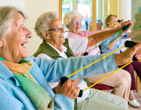 Eine Gruppe Rentnerinnen macht Fitness�bungen
